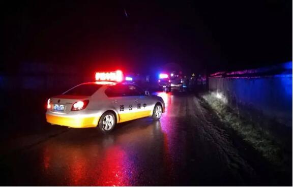 緩慢經(jīng)過(guò)狹窄路面